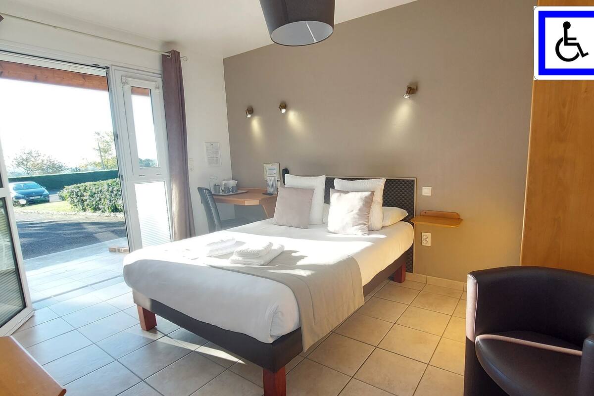 double room accessible to people with reduced mobility | 1 bedroom, in-room safe, desk, blackout curtains