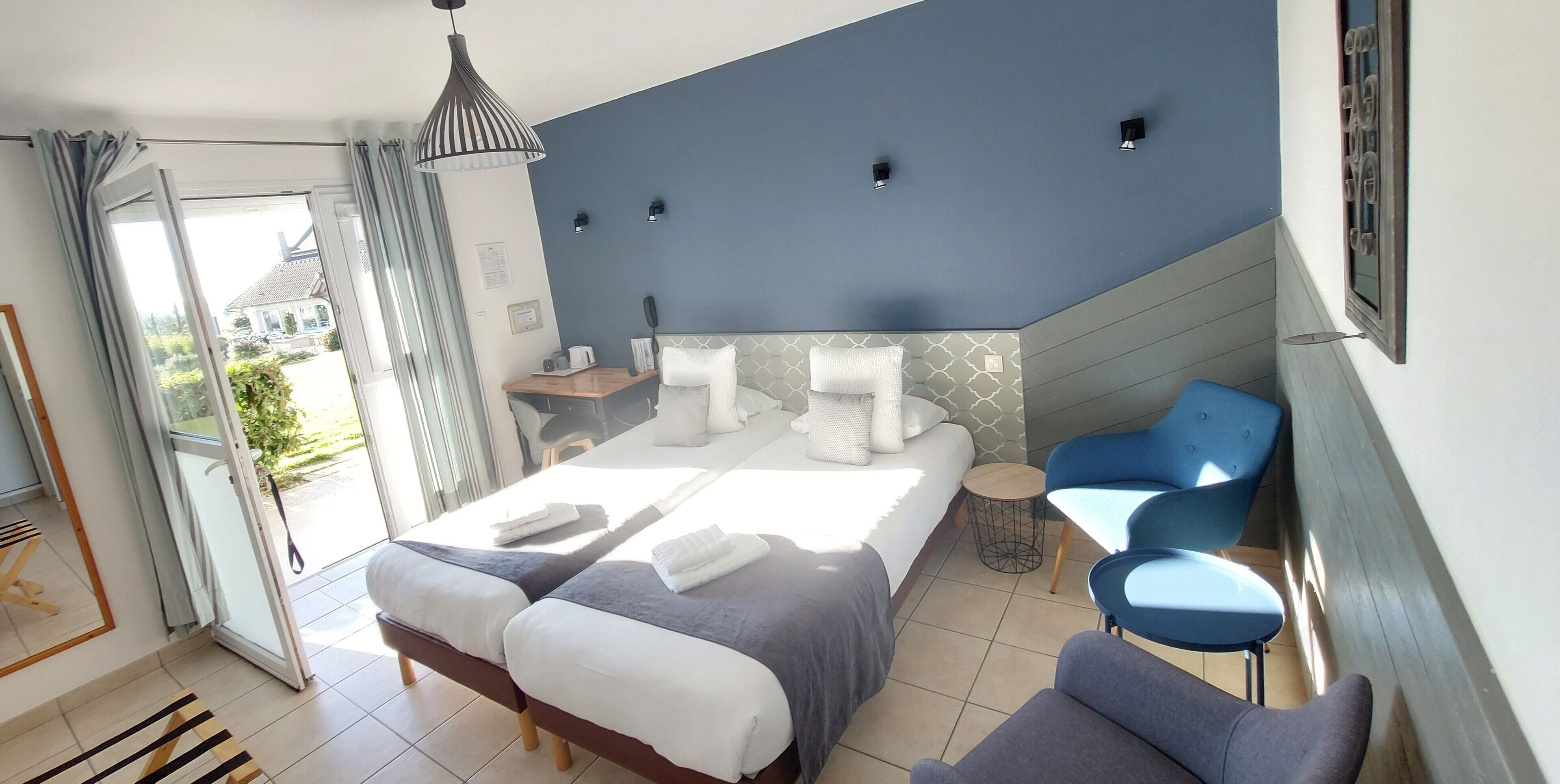 chambre twin superieure | 1 bedroom, in-room safe, desk, blackout curtains