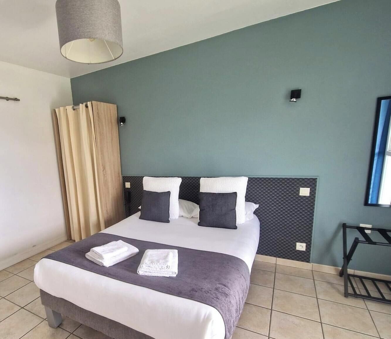 Doppelzimmer, barrierefrei | Zimmersafe, Schreibtisch, Verdunkelungsvorhänge, Bügeleisen/Bügelbrett