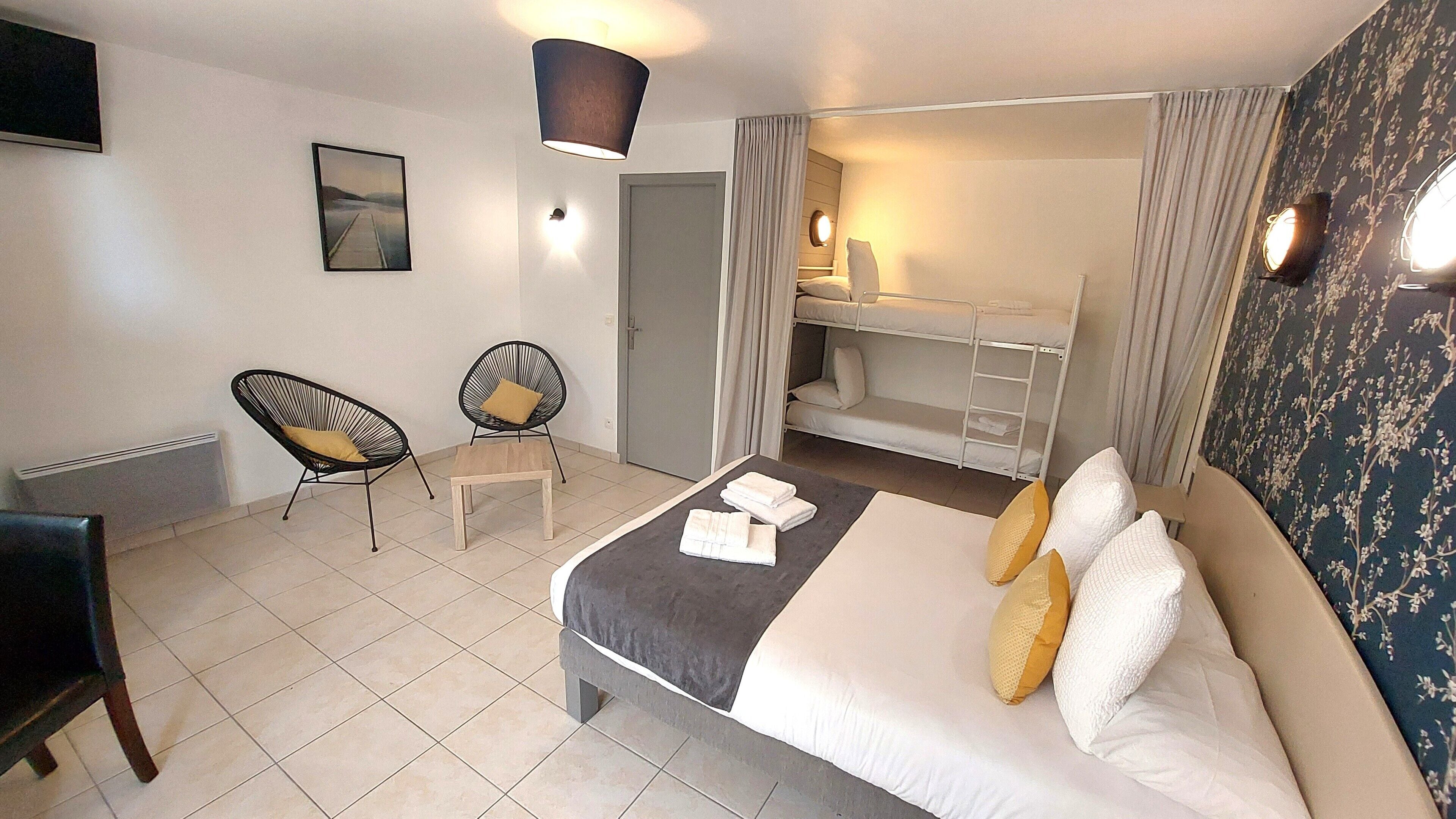 Chambre FAMILIALE Quadruple | Una cassaforte in camera, una scrivania, tende oscuranti