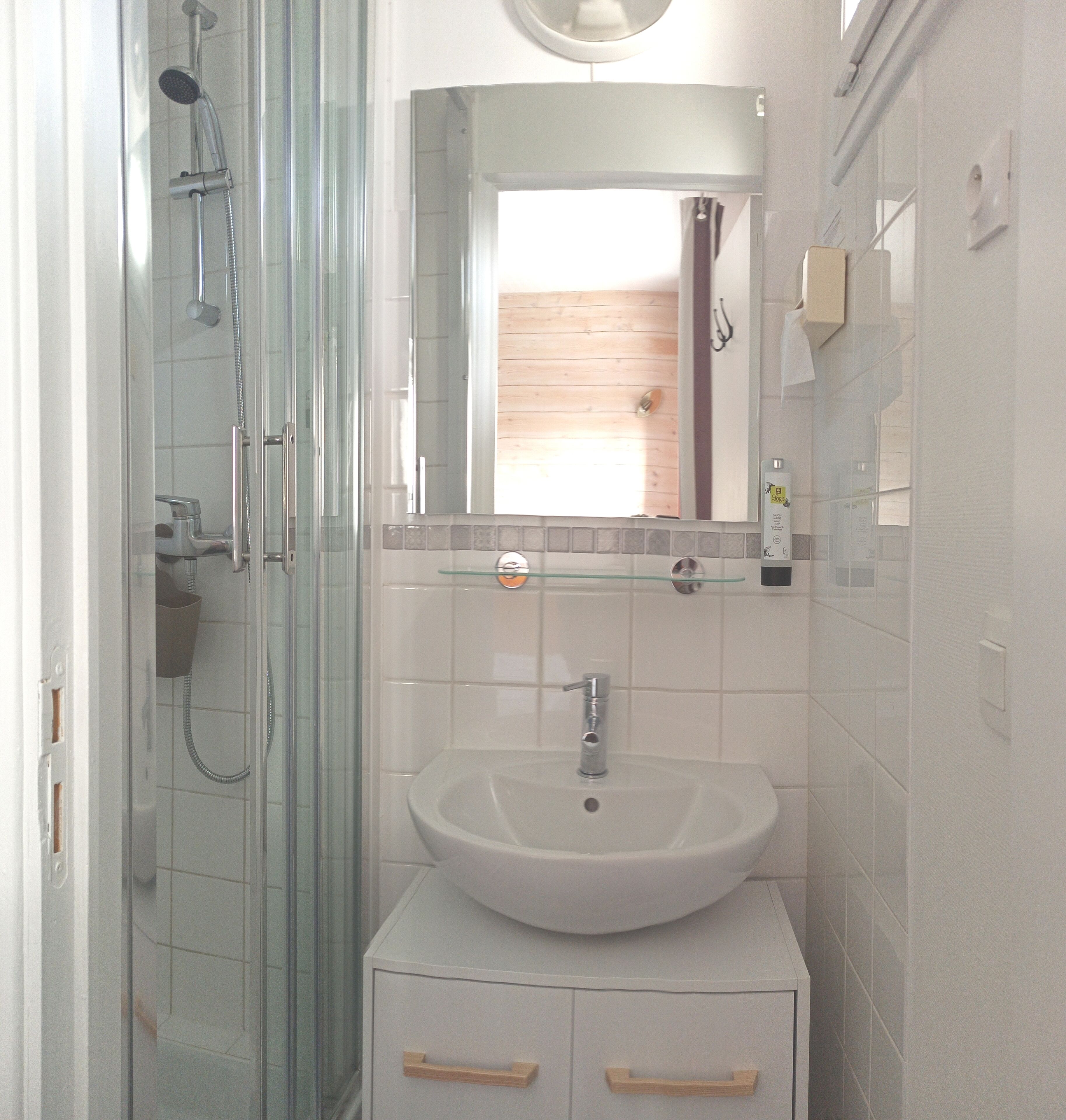 chambre double economique (1er etage sans ascenseur) | bathroom | eco-friendly toiletries, hair dryer, towels, soap