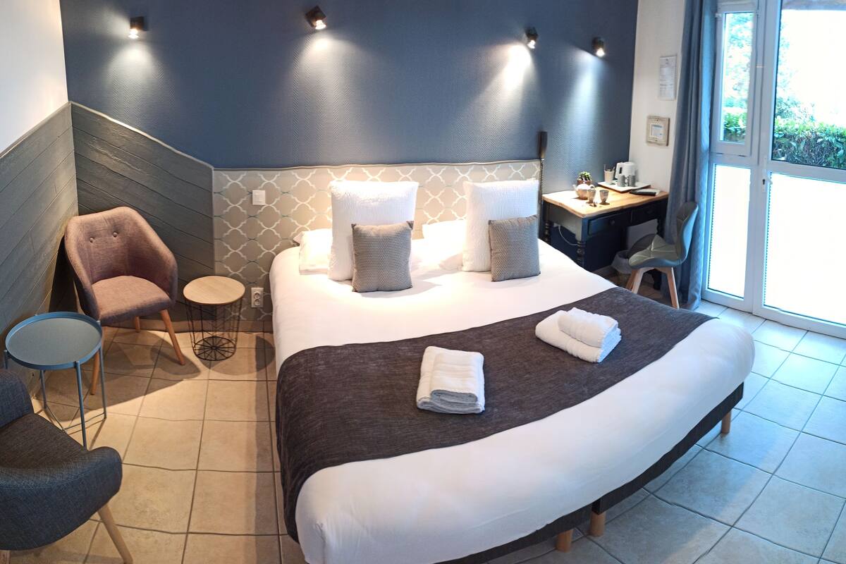 chambre double superieure | 1 bedroom, in-room safe, desk, blackout curtains