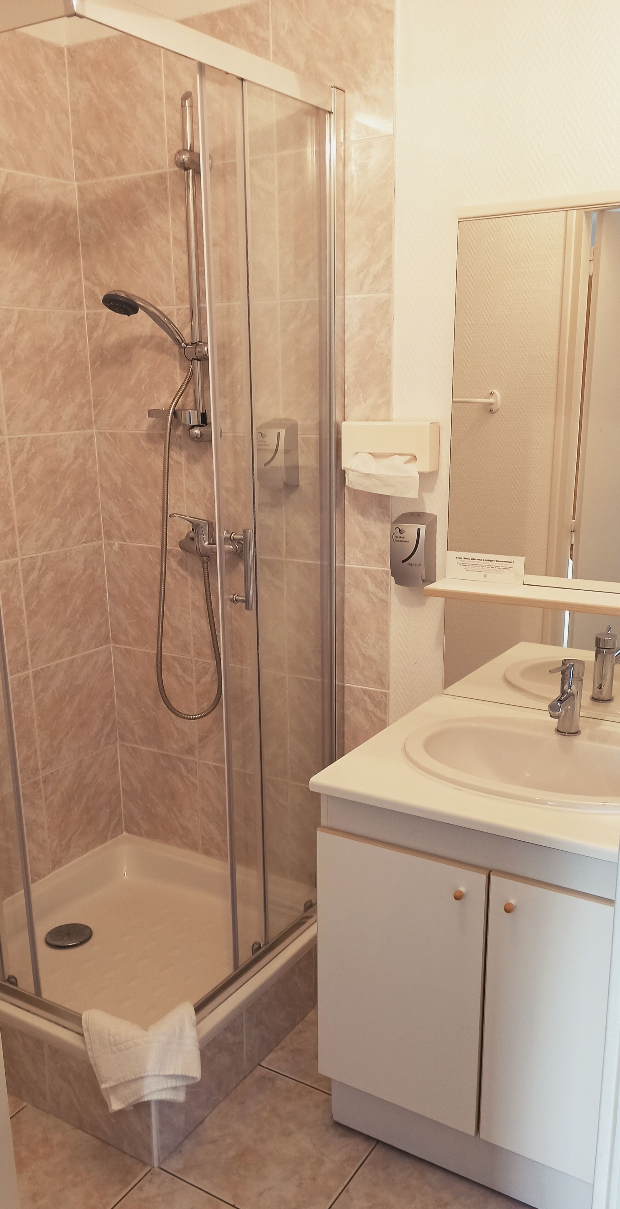 chambre double economique (1er etage sans ascenseur) | bathroom | eco-friendly toiletries, hair dryer, towels, soap