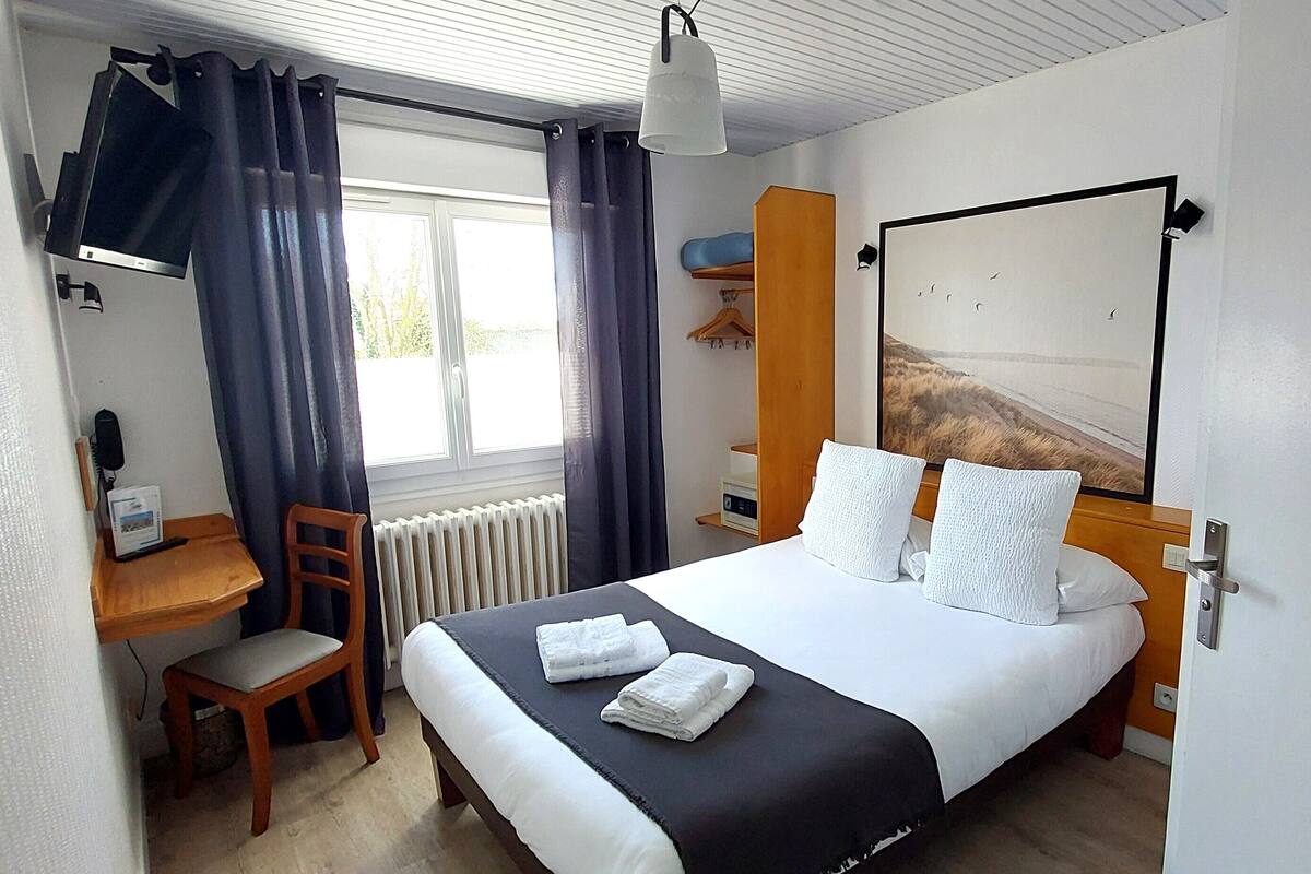 Chambre DOUBLE ECONOMIQUE (1er Etage sans ascenseur) | 객실 내 금고, 책상, 암막 커튼, 다리미/다리미판