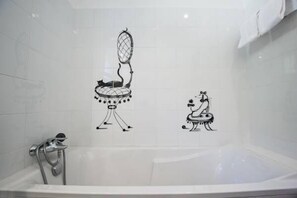 Deep soaking bathtub