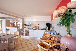 Desayuno buffet diario (EUR 12 por persona)