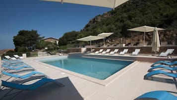 Piscina stagionale all'aperto, ombrelloni da piscina, lettini