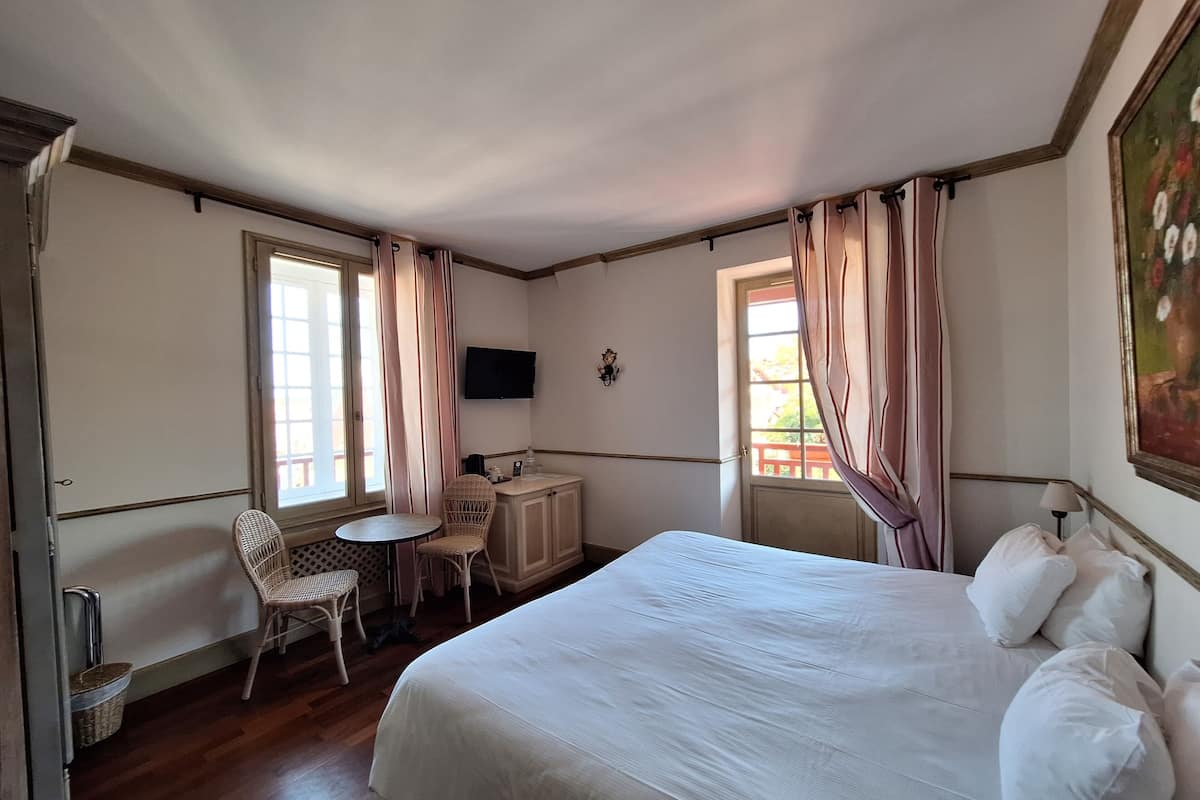 Superior Room, Balcony | Minibar, in-room safe, individually decorated, individually furnished