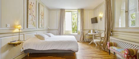 Junior Suite | Minibar, in-room safe, individually decorated, individually furnished