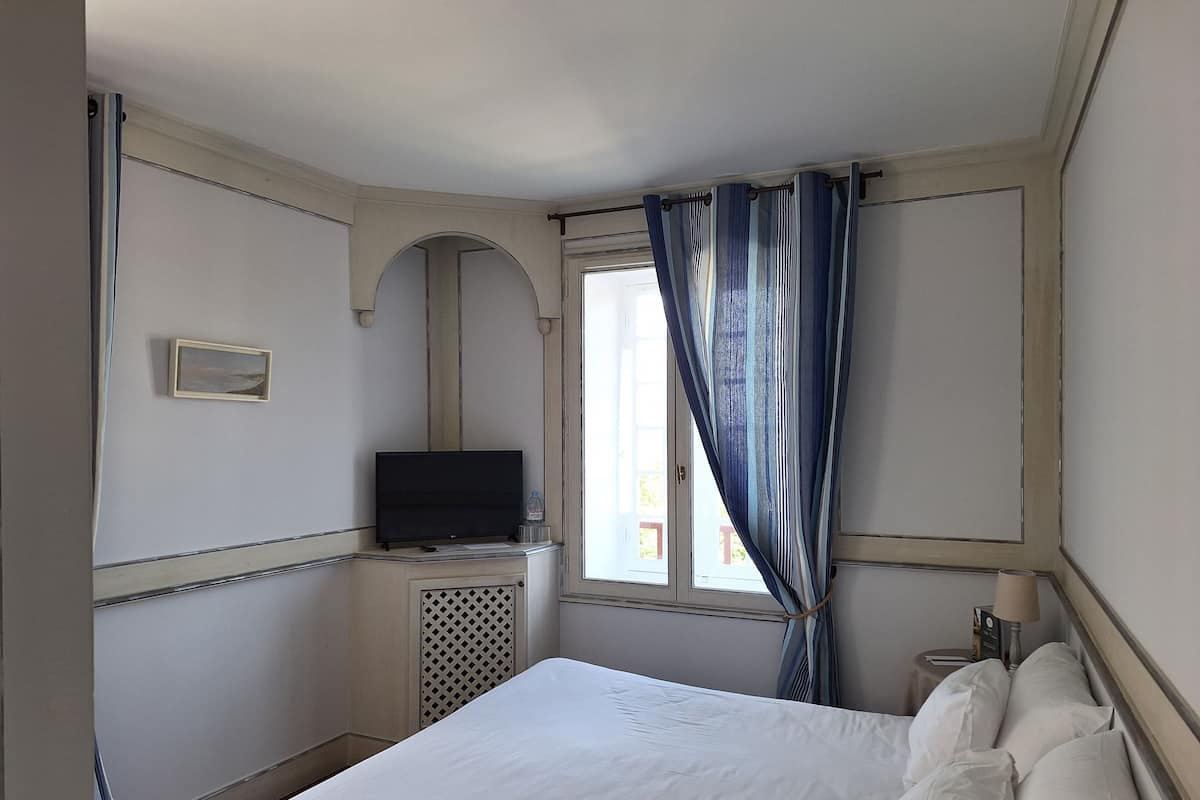 Comfort Double or Twin Room | 1 bedroom, minibar, in-room safe, individually decorated