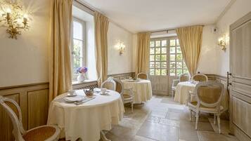 Daily buffet breakfast (EUR 19 per person)