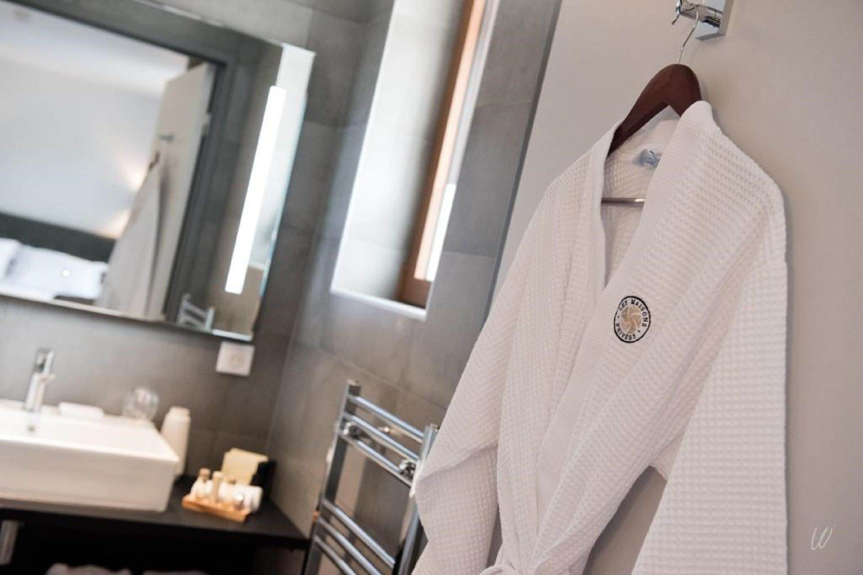 Deluxe-huone | Ylelliset vuodevaatteet, pillowtop-patjalliset sängyt, minibaari