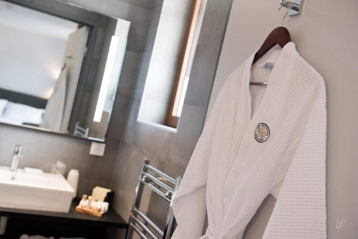 Deluxe Room | 1 bedroom, premium bedding, pillow-top beds, minibar