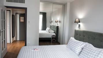 Suite exclusiva, no fumadores, bañera de hidromasaje (Spa) | 1 dormitorio, ropa de cama de alta calidad, caja fuerte