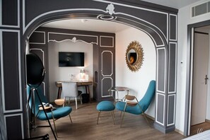 高档床上用品、加厚床垫、迷你吧、客房内保险箱