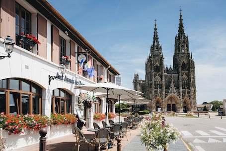 Fassade der Unterkunft. Hôtel & Spa Armes de Champagne