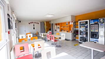 Dagelijks ontbijtbuffet (EUR 6.5 per persoon)