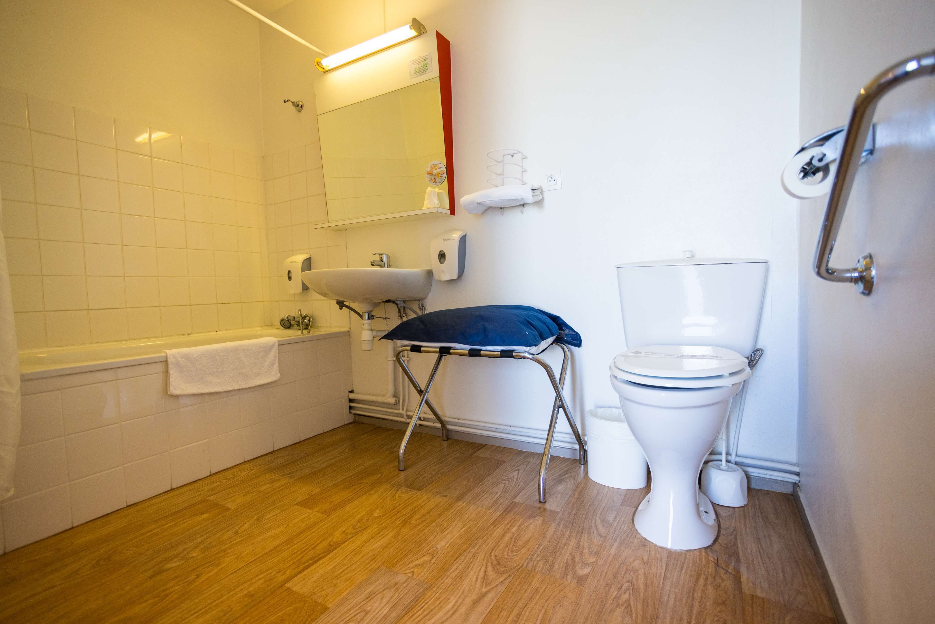 Un baño con bañera, lavabo e inodoro.