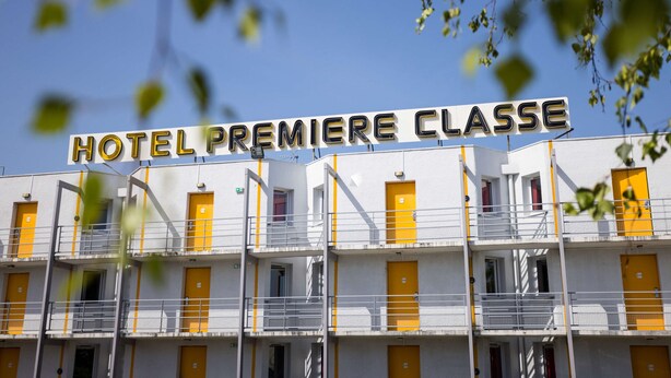 A hotel building with a sign reading "HOTEL PREMIERE CLASSE". - Hotel Premiere Classe Cherbourg - Tourlaville (Cherbourg-en-Cotentin)