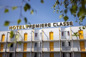A hotel building with a sign reading "HOTEL PREMIERE CLASSE". - Hotel Premiere Classe Cherbourg - Tourlaville (Cherbourg-en-Cotentin)