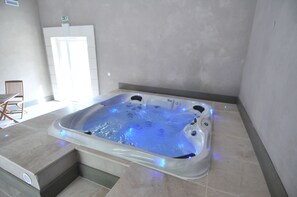 Indoor spa tub