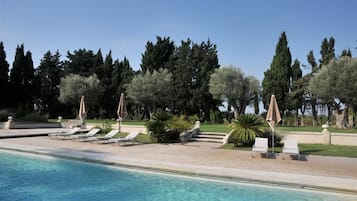 Piscine extérieure, piscine avec cascade, parasols de plage