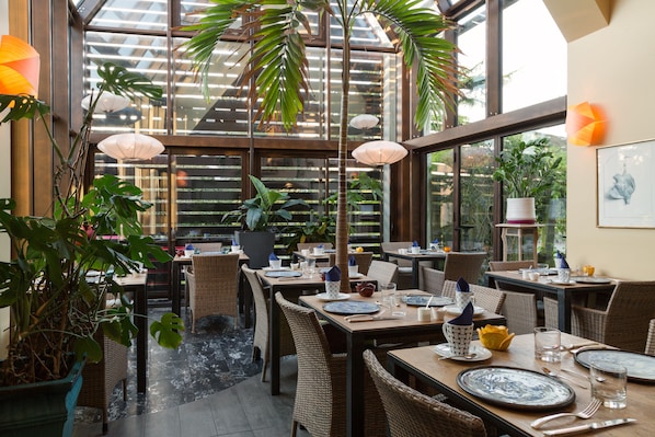 Lunch and dinner served - La Mare aux Oiseaux, The Originals Collection (Saint-Joachim)