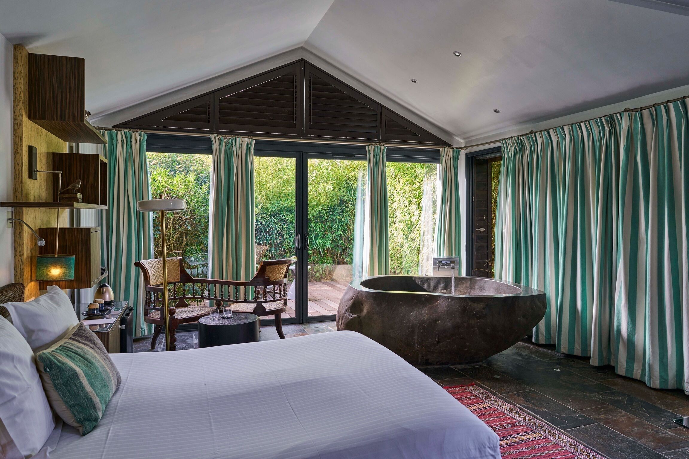 Deluxe Suite | WiFi (free), individually decorated, individually furnished, bed sheets