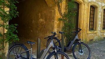 Un edificio con una entrada abovedada y dos bicicletas estacionadas frente a él.