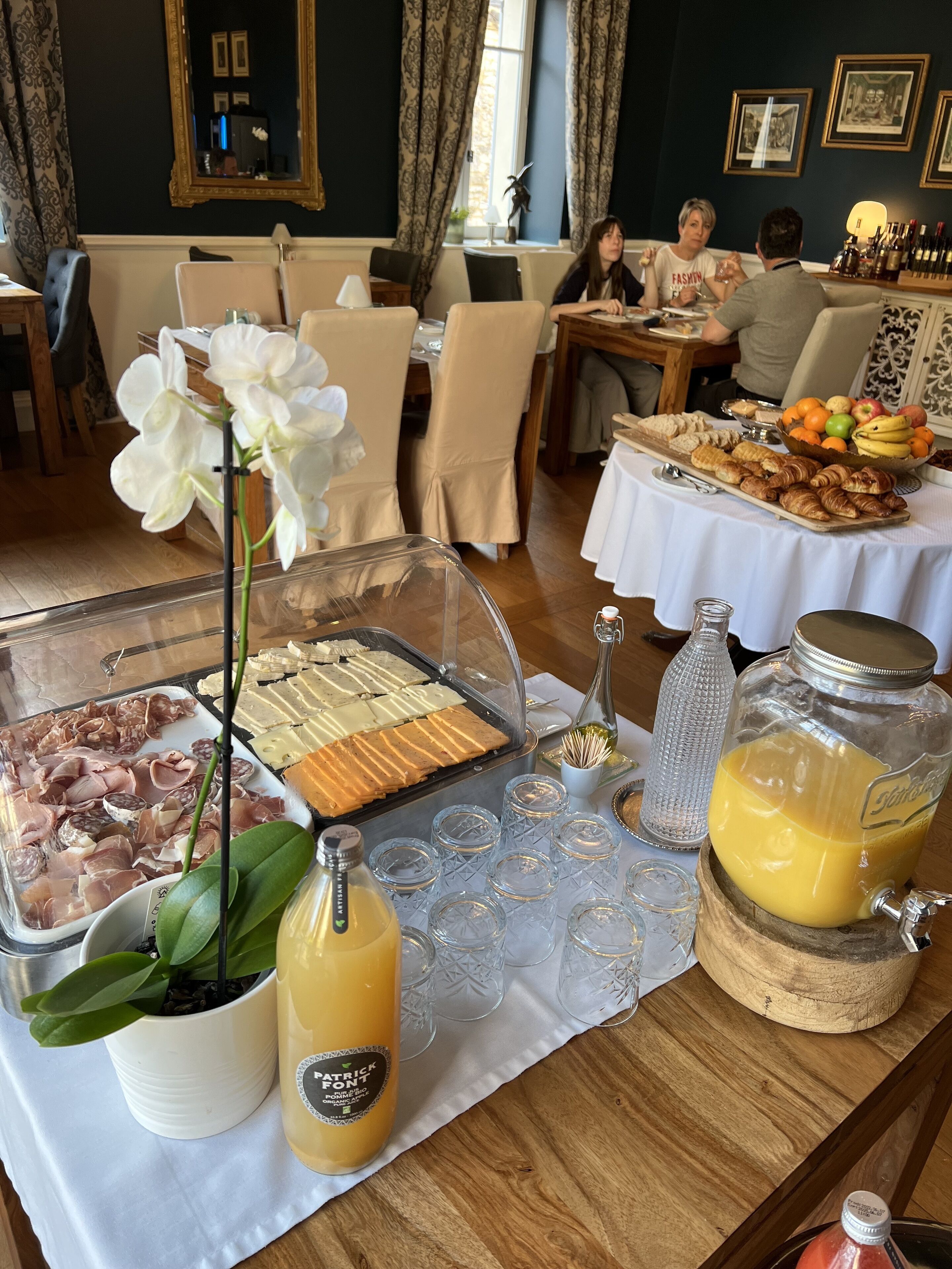 daily buffet breakfast (eur 18 per person)