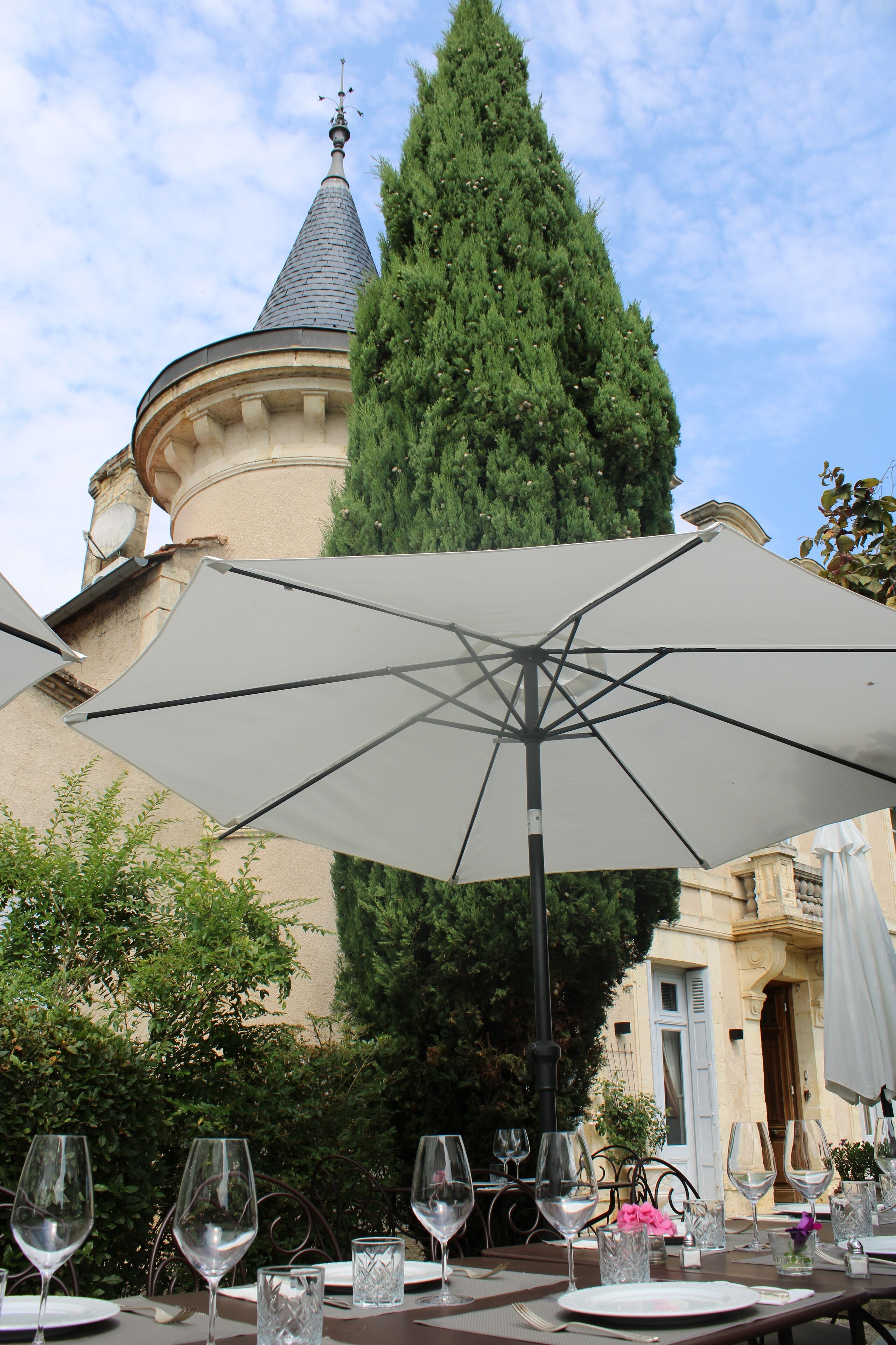 breakfast, lunch, dinner served; french cuisine