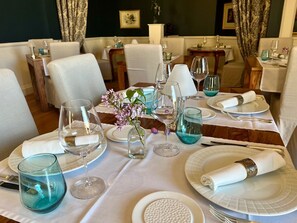 Breakfast, lunch and dinner served  - Château Hôtel Edward 1er (Monpazier)