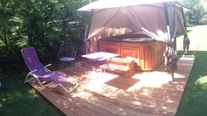 Outdoor spa tub