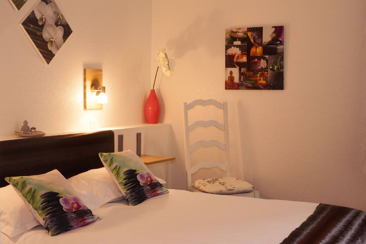 Premium bedding, desk, iron/ironing board, free cots/infant beds