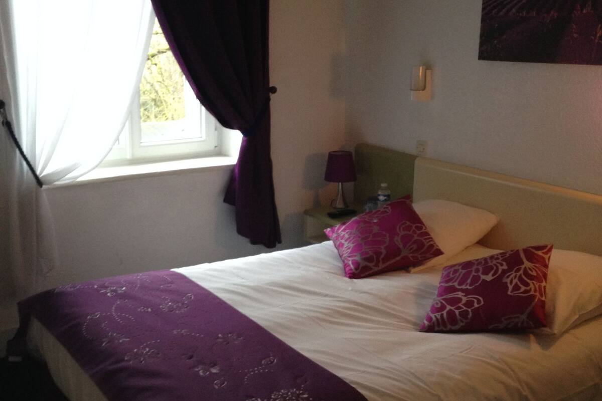Premium bedding, desk, iron/ironing board, free cots/infant beds