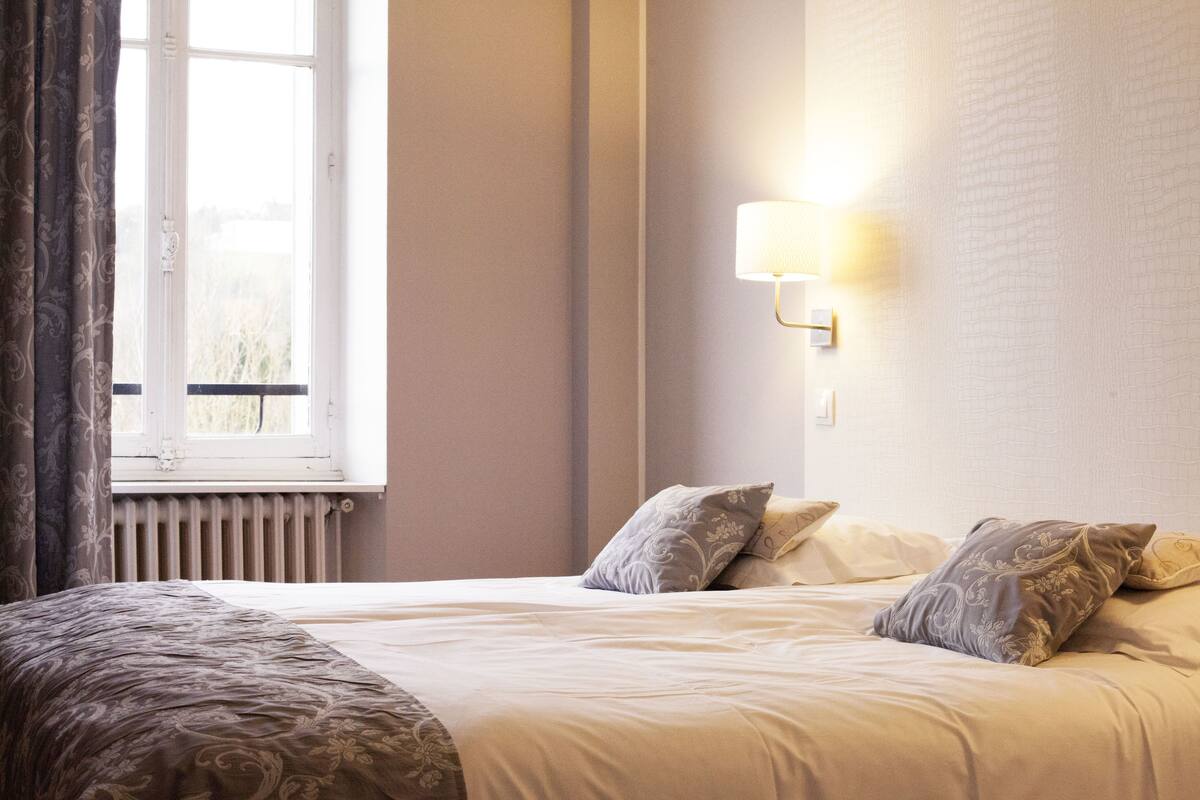 Premium bedding, desk, iron/ironing board, free cots/infant beds