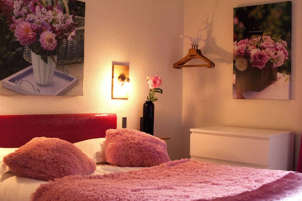 Premium bedding, desk, iron/ironing board, free cots/infant beds