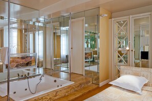 Premium bedding, desk, soundproofing, iron/ironing board - Hôtel de France (Auch)