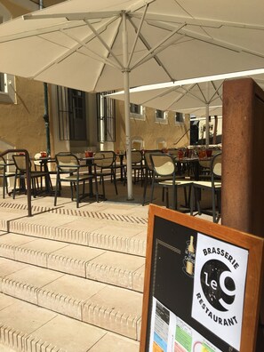 2 restaurants, breakfast, lunch, dinner served; French cuisine 