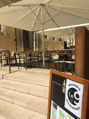 2 restaurants, breakfast, lunch, dinner served; French cuisine