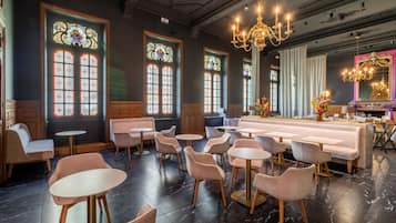 2 ravintolaa, joissa tarjoillaan aamiainen; ranskalainen keittiö