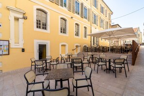 2 restaurants servant le petit déjeuner, spécialités Cuisine française