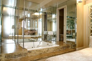 Phòng Suite Junior | Bộ đồ giường cao cấp, bàn, phòng cách âm 