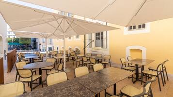 2 restaurantes, se sirven desayunos, comidas, cenas y cocina francesa