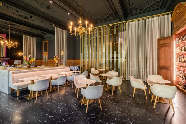 2 restaurants; breakfast, lunch and dinner served 