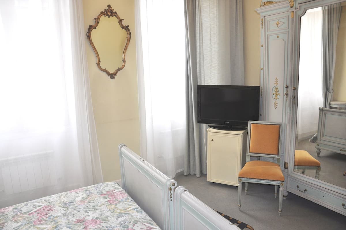Biancheria da letto di alta qualità, una scrivania, insonorizzazione