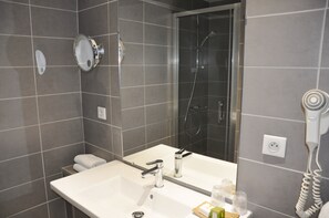 Standard Double Room | Bathroom | Hair dryer, towels, soap, shampoo