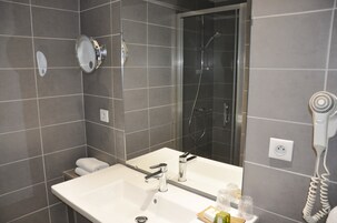 Standard Double Room | Bathroom | Hair dryer, towels, soap, shampoo