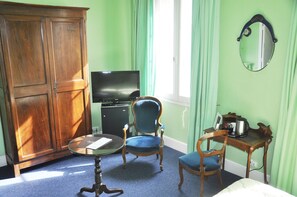 尊尚雙人房 | 高級寢具、書桌、隔音、熨斗/熨衫板