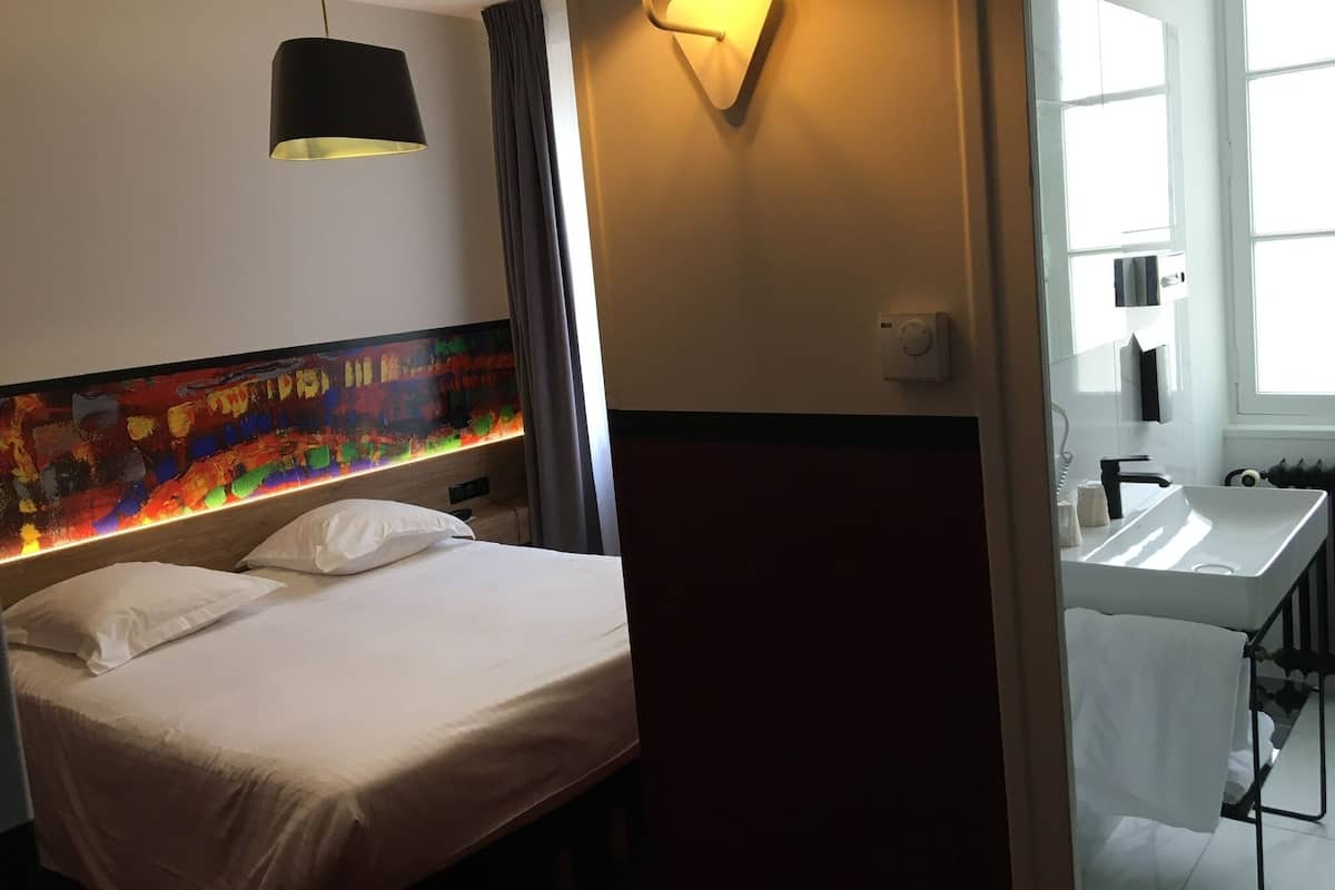 Biancheria da letto di alta qualità, una scrivania, insonorizzazione